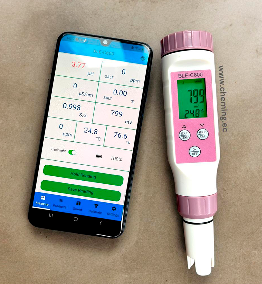 BLE C600 PRODUCTO CHEMING MULTIPARAMETRO INTELIGENTE JUNTO A UN TELEFONO QUE REGISTRA LOS DATOS LOS ALMACENA EN TIEMPOR REAL